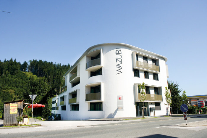 Die straßenseitige Fassade vom International Student Residence Haus D der FH Kufstein Tirol.