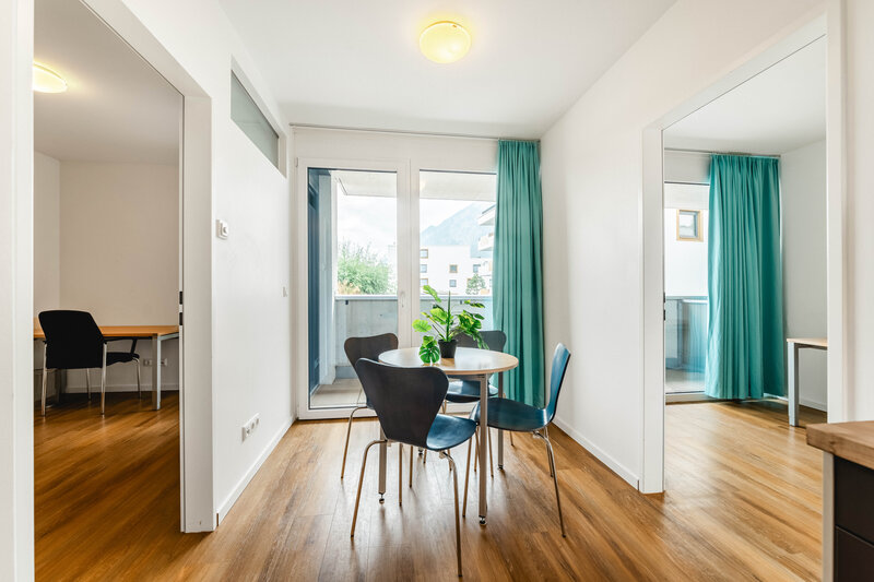 In der Mitte befindet sich ein gut beleuchteter Raum mit einem Tisch und Stühlen. Links und rechts befindet sich jeweils ein Zimmer. | © FH Kufstein Tirol