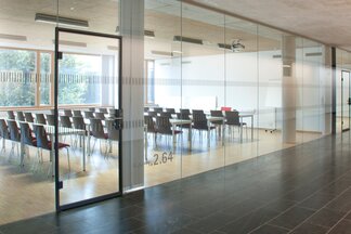 Seminarraum mit Glasfront an der FH Kufstein Tirol