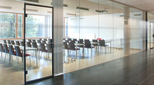 Seminarraum mit Glasfront an der FH Kufstein Tirol