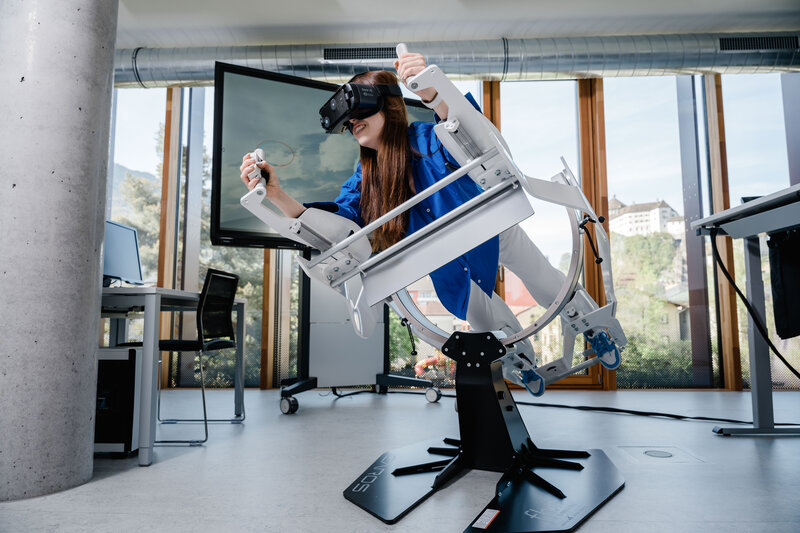 Studentin erlebt virtuelle Realität mit Flugsimulator im Web Lab der FH Kufstein Tirol.