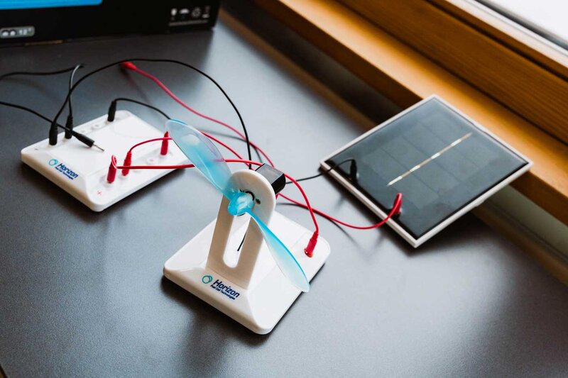 Miniatur-Windrad und Solarpanel zur Simulation von erneuerbarer Energie im Sustain & Estate Lab der FH Kufstein Tirol.