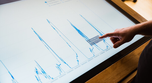 Sustain_Estate_Lab_Bildschirm_Diagramm_1 | © FH Kufstein Tirol Eine Person zeigt mit dem Finger auf ein Diagramm das am Bildschirm dargestellt wird. | © FH Kufstein Tirol