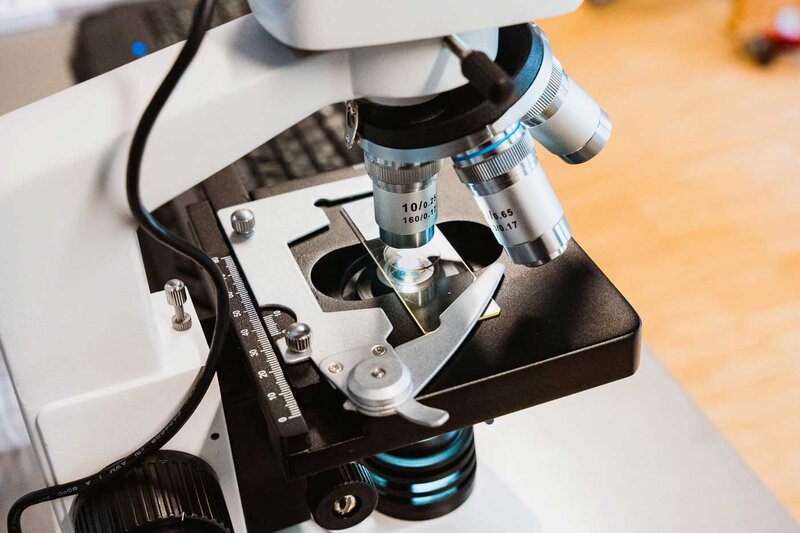 Mikroskop im Sustain & Estate Lab der FH Kufstein Tirol für die Analyse von Baustoffen und Umweltproben.
