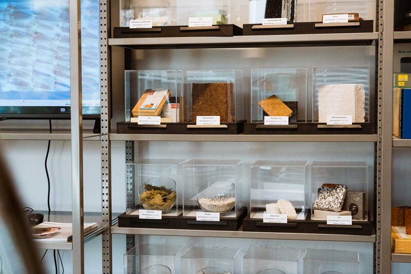 Sammlung nachhaltiger Dämm- und Baustoffe im Sustain & Estate Lab der FH Kufstein Tirol, sortiert nach Materialtypen.
