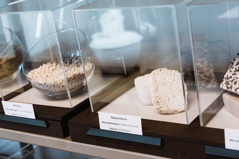 Ausstellung nachhaltiger Dämmmaterialien wie Gipschaum und Blähglas im Sustain & Estate Lab der FH Kufstein Tirol.