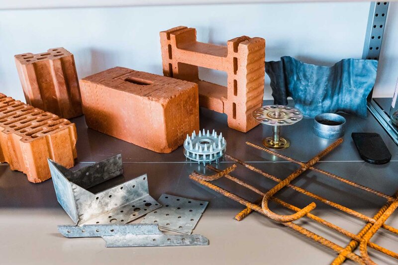 Verschiedene Baumaterialien wie Ziegel, Stahl und Dämmkomponenten im Sustain & Estate Lab der FH Kufstein Tirol.