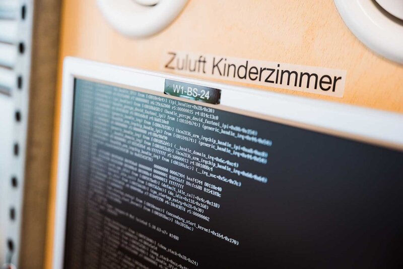 Monitor mit Programmcodes zur Steuerung der Raumluft im Bereich „Zuluft Kinderzimmer“ im Sustain & Estate Lab.