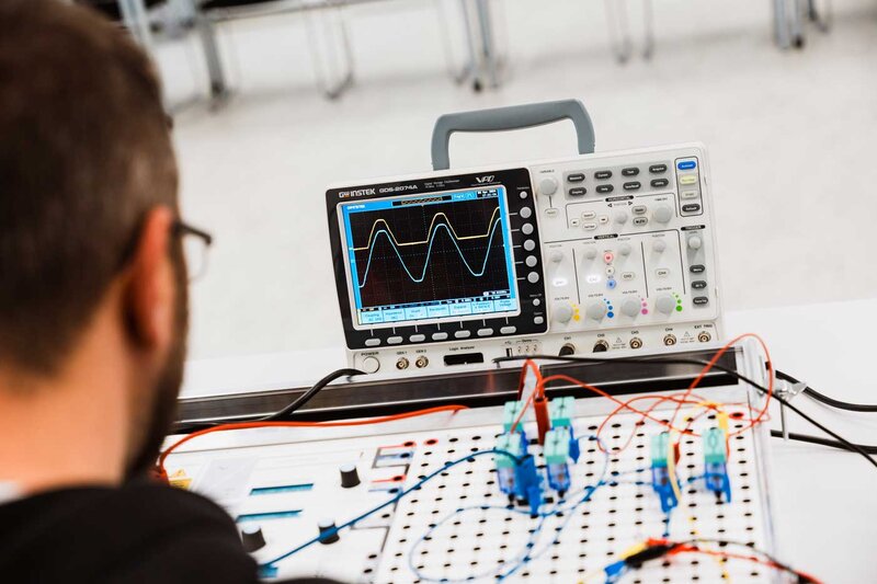 Oszilloskop zeigt elektrische Signale einer Schaltung im Labor der FH Kufstein Tirol.