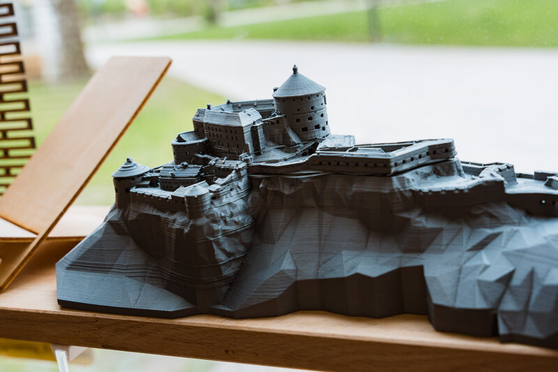 Präzises 3D-Druckmodell der Festung Kufstein aus grauem Kunststoff, hergestellt im Makers Lab der FH Kufstein Tirol.