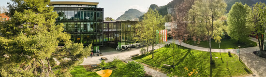 Aufsicht der FH Kufstein Tirol und dem Campus Park als Panorama. | © FH Kufstein Tirol