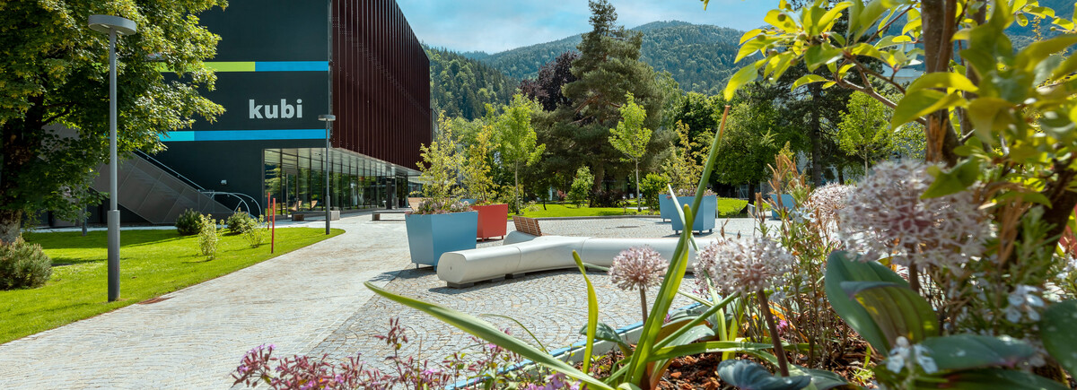 Park_Kubi | © FH Kufstein Tirol Das Kubi Gebäude der FH Kufstein Tirol und der Campus. | © FH Kufstein Tirol
