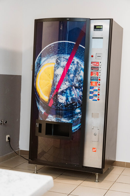 Ein Getränkeautomat steht Bündig zur Wand im Aufenthaltsraum. | © FH Kufstein Tirol