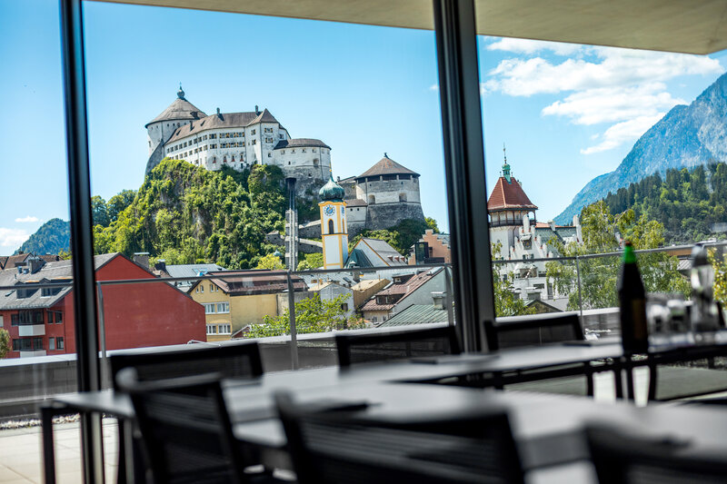 Blick aus einem Besprechungsraum er FH Kufstein Tirol auf die Festung und Stadt Kufstein