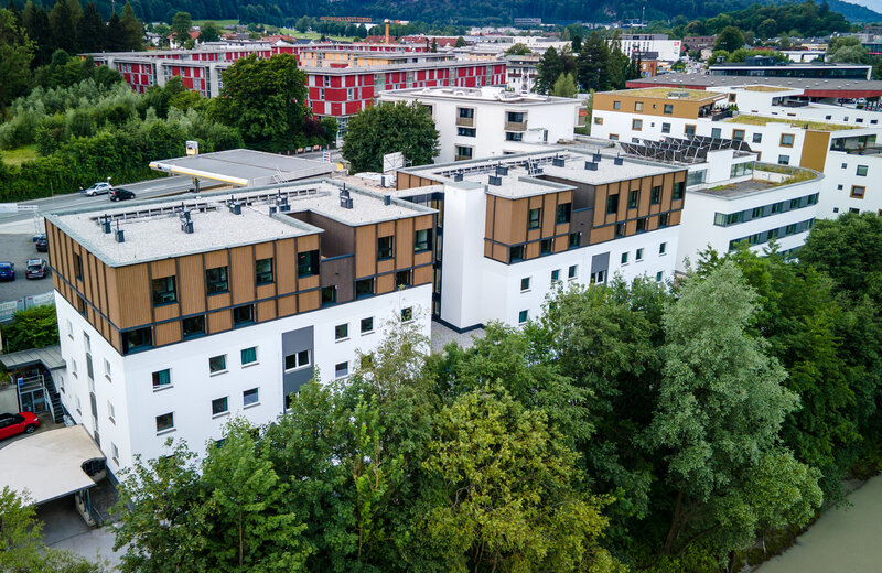 Drohenansicht der Gebäude A, B und C der International Student Residence der FH Kufstein Tirol.