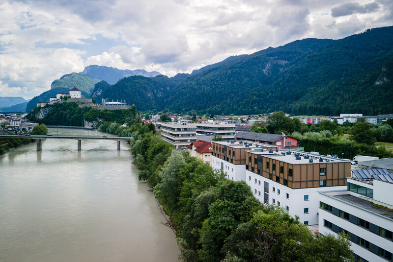 Die International Student Residence steht entlang der Inn Promenade. Im Hintergrund ist Kufstein und die Festung zu sehen. | © Holzbau Lengauer-Stockner GmbH