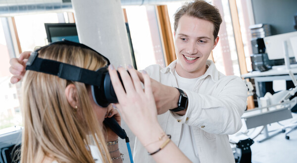Student hilft Kommilitonin beim Aufsetzen einer Virtual-Reality-Brille im Digital Experience Lab der FH Kufstein Tirol.