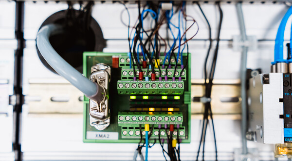 Automation_Lab_Bauteile_3 | © FH Kufstein Tirol Eine Nahaufnahme von der Verkabelung und Elektronik einer Maschine im Automation Lab. | © FH Kufstein Tirol
