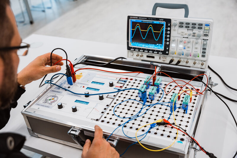 Lehrender arbeitet mit einem Oszilloskop und einer Experimentierschaltung im Automation Lab.