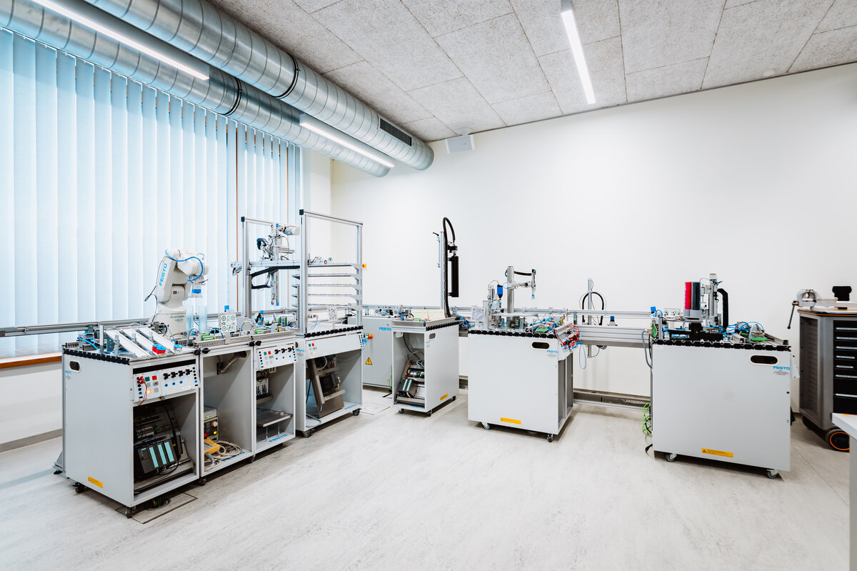 Automatisierte Fertigungsstraße mit Festo-Systemen im Labor der FH Kufstein Tirol.