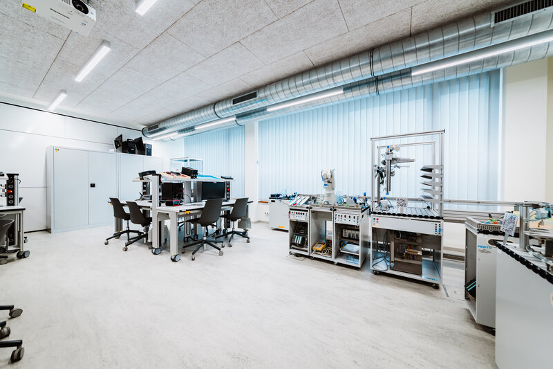 Übersicht über das Automation Lab der FH Kufstein Tirol mit Arbeitsplätzen und Automatisierungssystemen.
