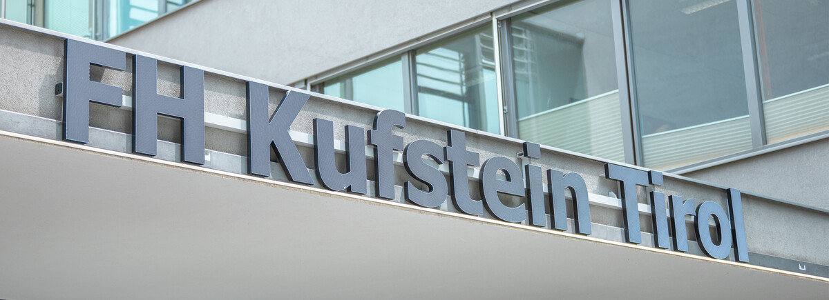 Profil_Organisation_Anker_3 | © FH Kufstein Tirol Nahaufnahme des Schriftzugs der FH Kufstein Tirol über dem Gebäudeeingang. | © FH Kufstein Tirol