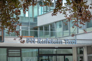 FH_Eingang_Schriftzug | © FH Kufstein Tirol Eingang der FH Kufstein Tirol vom Gebäude B, mit dem Namen der Fachhochschule als Schriftzug darüber stehend. | © FH Kufstein Tirol
