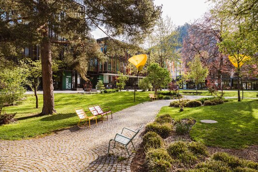 Park_Weg | © FH Kufstein Tirol Ein Weg durch den Park, welcher zur FH Kufstein Tirol führt. | © FH Kufstein Tirol