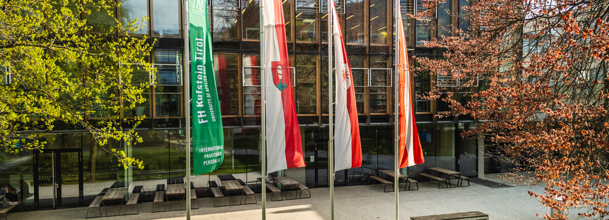 Park_Flaggen_2 | © FH Kufstein Tirol Der Park und das Gebäude der FH Kufstein Tirol mit 4 Flaggen. | © FH Kufstein Tirol