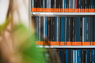 Bücherregal | © FH Kufstein Tirol Ein Bücherregal, auf dem drei Reihen von Büchern sind. | © FH Kufstein Tirol