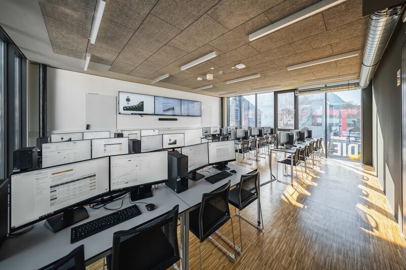 Ein lichtdurchfluteter Computerraum mit Monitoren und Computerarbeitsplätzen | © FH Kufstein Tirol