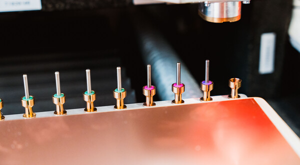 Makers_Lab_Maschinenwerkzeug | © FH Kufstein Tirol Eine Nahaufnahme von den Werkzeugen der Schneidmaschine. | © FH Kufstein Tirol