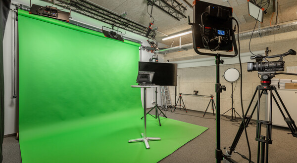 Media_Lab_Greenscreen_2 | © FH Kufstein Tirol Diverse Geräte und Ausstattungen des Media Labs sind vor einem Greenscreen vorbereitet. | © FH Kufstein Tirol