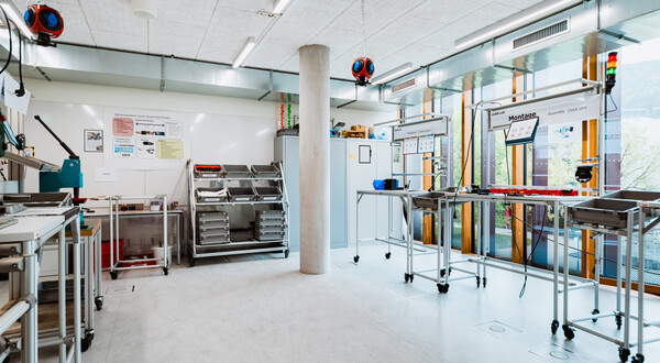 LEAN_Lab_Übersicht | © FH Kufstein Tirol Das Lean Lab der FH Kufstein Tirol, komplett mit ihrer Ausstattung diverser Maschinen und Werkzeuge. | © FH Kufstein Tirol