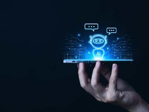 Einführung_KI | © AdobeStock.VRVIRUS KI-Roboter auf Hand. | © AdobeStock.VRVIRUS