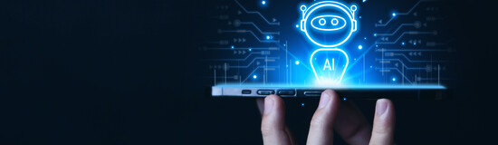 Hand hält ein Smartphone, über dem eine digitale Darstellung eines Chatbots mit der Aufschrift „AI“ schwebt – Visualisierung von künstlicher Intelligenz und digitaler Kommunikation.