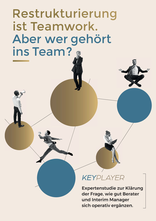 Cover_Studie-_Restrukturierung_ist_Teamwork_22.jpg Auf dem Bild ist ein Plakat oder eine Titelseite einer Studie zu sehen. Der Text lautet: „Restrukturierung ist Teamwork. Aber wer gehört ins Team?“ Darunter sind mehrere stilisierte Kreise in Blau- und Brauntönen, auf denen Schwarz-Weiß-Fotos von Geschäftspersonen in verschiedenen Posen stehen oder sitzen.