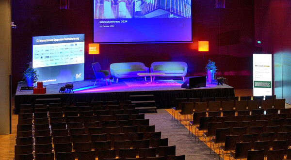 Bühne und Publikumssaal beim Symposium Restrukturierung 2024