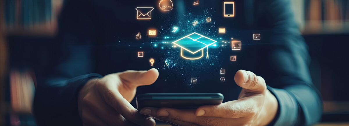 Digitale Bildung und Vernetzung | © AdobeStock.Ika Puput Eine Person hält ein Smartphone in den Händen, aus dem holografische Bildungssymbole wie ein Doktorhut und digitale Icons schweben, was die digitale Transformation des Lernens symbolisiert. | © AdobeStock.Ika Puput