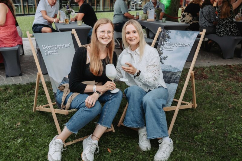 Zwei Besucherinnen halten für ein Erinnerungsfoto kurz Pose.