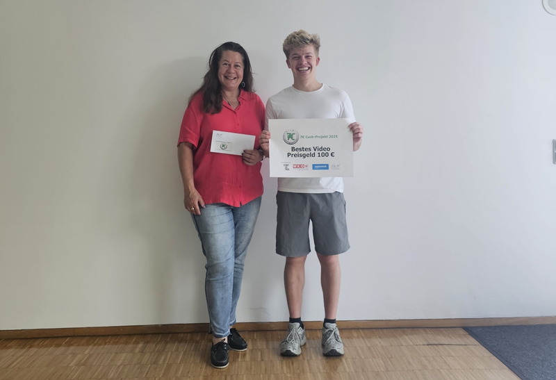 Karin Steiner mit Student bei der Übergabe der Urkunde.