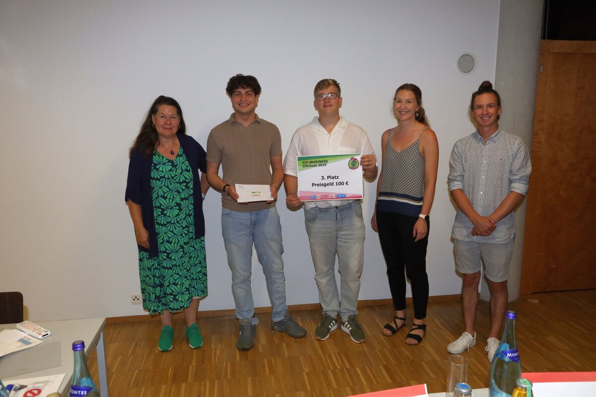 Dritter Platz bei der Fit4Business School 2025. Das Team Teil-Mal zusammen mit Lehrenden bei Preisverleihung, mittig mit Urkunde und Preisgeld.