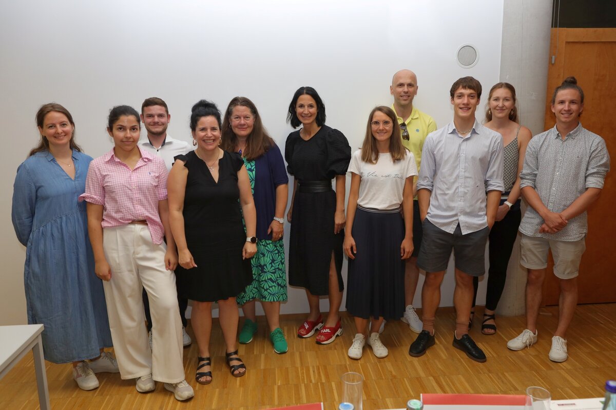 Gruppenfoto Studierende und Lehrende des Fit4Business@School Events 2025. Studierende und Lehrende des Fit4Business@School Events 2025 im Gruppenfoto.