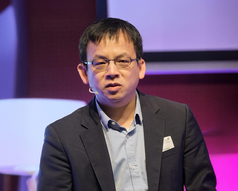 Felix Lee als Speaker auf der hell erleuchteten Bühne bei der 14. Jahreskonferenz Restrukturierung