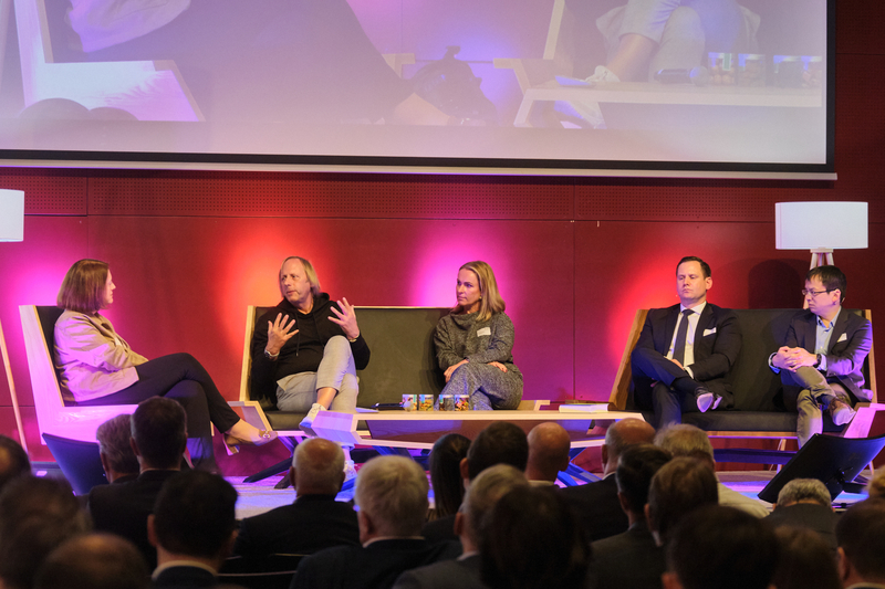 Die Teilnehmenden der Paneldiskussion auf der Bühne beim 14. Symposium Restrukturierung: v.l.n.r. auf der Sitzgruppe Gabriele Schiermer, Markus Exler, Kristin Nagel, Alexander Jaroschinsky und Felix Lee, im Vordergrund sieht man das Publikum