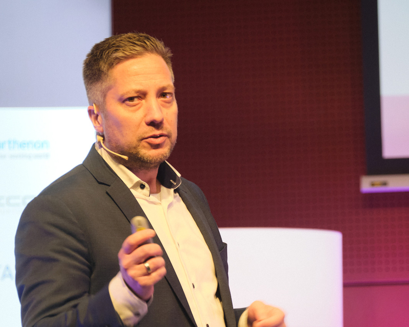 Stefan Wolpert als Speaker auf der Bühne bei der 14. Jahreskonferenz Restrukturierung.