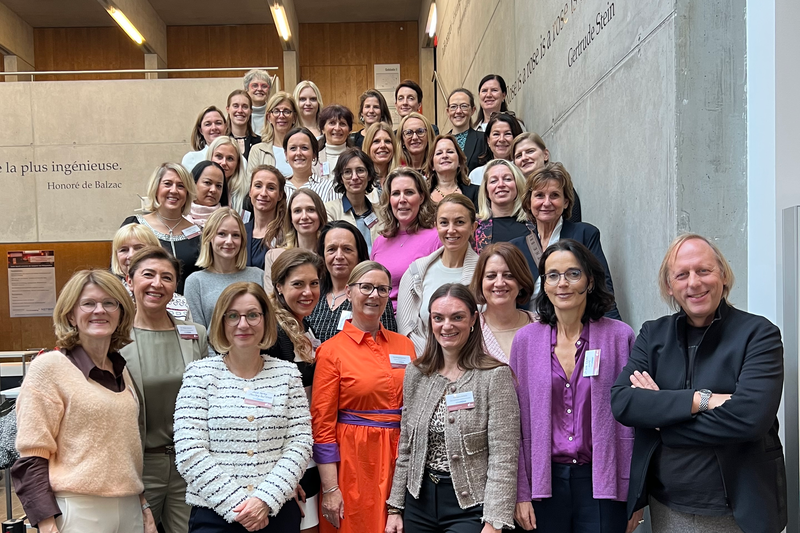 Gruppenfoto der Teilnehmerinnen der TMA Now beim 14. Internationalen Symposium Restrukturierung mit Gastgeber Markus Exler auf der Treppe im Foyer der FH Kufstein Tirol