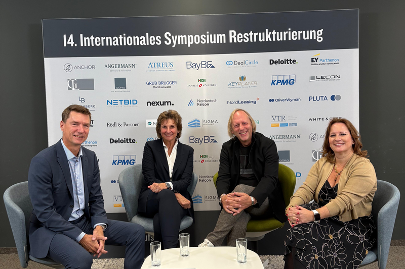 Die Teilnehmer:innen des Online-Salons im Rahmen des 14. Internationalen Symposiums Restrukturierung: v.l.n.r. Dr. Lutz Jäde, Lydia Gepp, Gastgeber Markus Exler und Britta Hübner