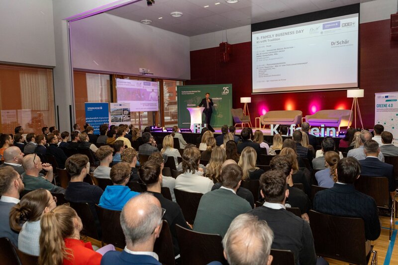 Publikum blickt auf die Bühne.