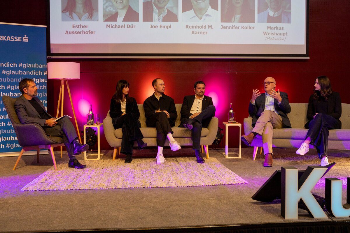Markus Weishaupt, Esther Ausserhofer, Michael Dür, Joe Empl, Reinhold Karner und Jennifer Koller bei der Podiumsdiskussion im Rahmen des 9. Family Business Days an der FH Kufstein Tirol